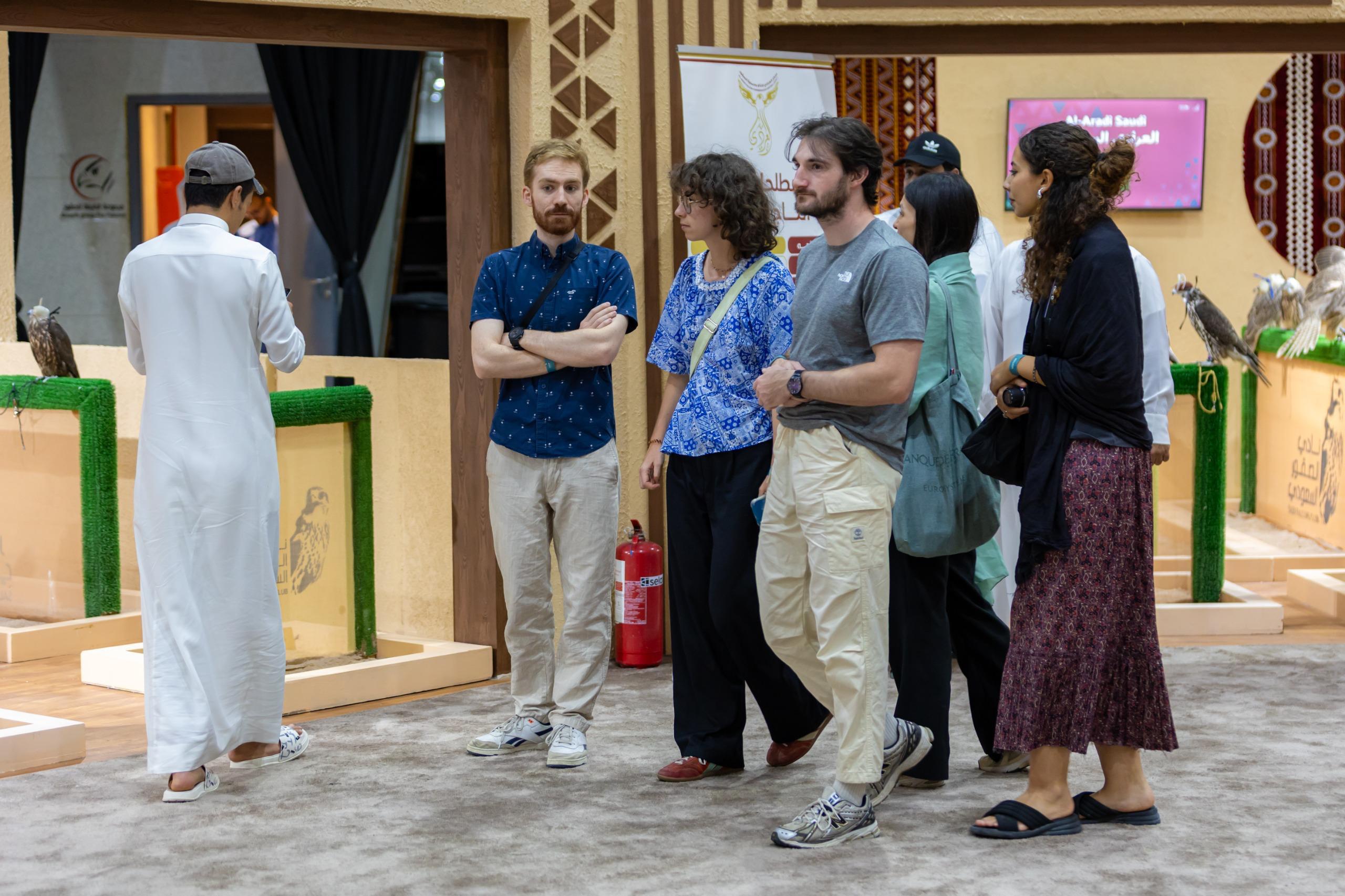 حضور لافت للسياح والعائلات الأجنبية في المزاد الدولي لمزارع إنتاج الصقور 2025