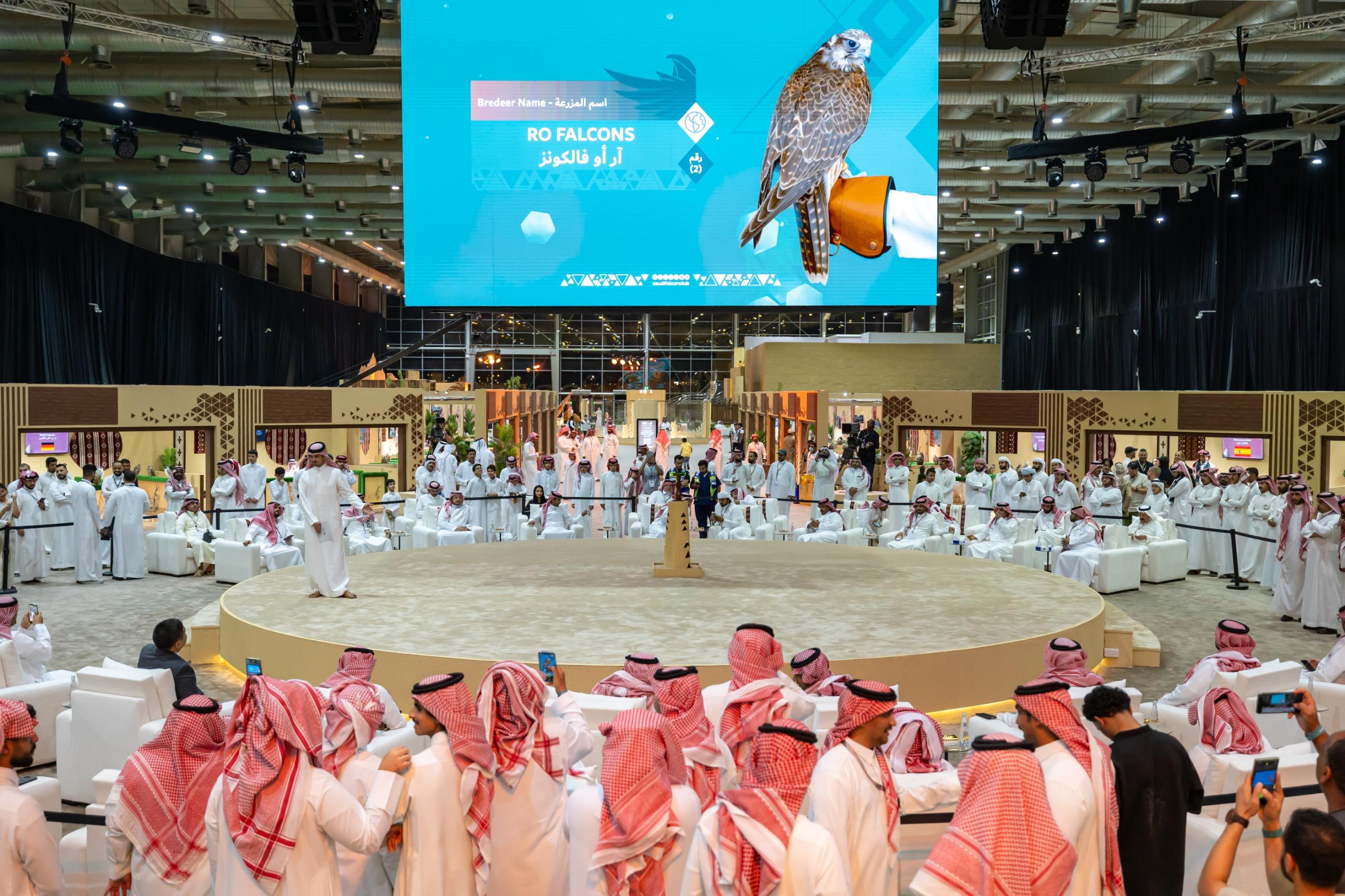 الليلة الثالثة للمزاد الدولي لمزارع إنتاج الصقور 2025 تشهد بيع صقرين بـ82 ألف ريال