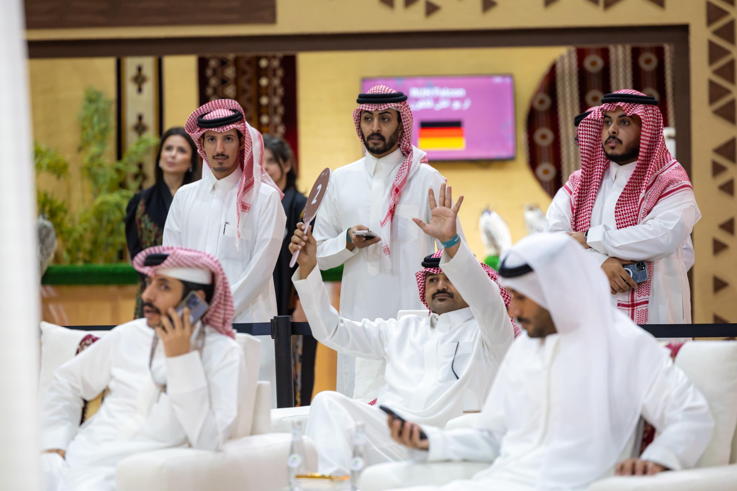 بيع أغلى صقر حتى الآن في المزاد الدولي لمزارع إنتاج الصقور 2025 بـ151 ألف ريال