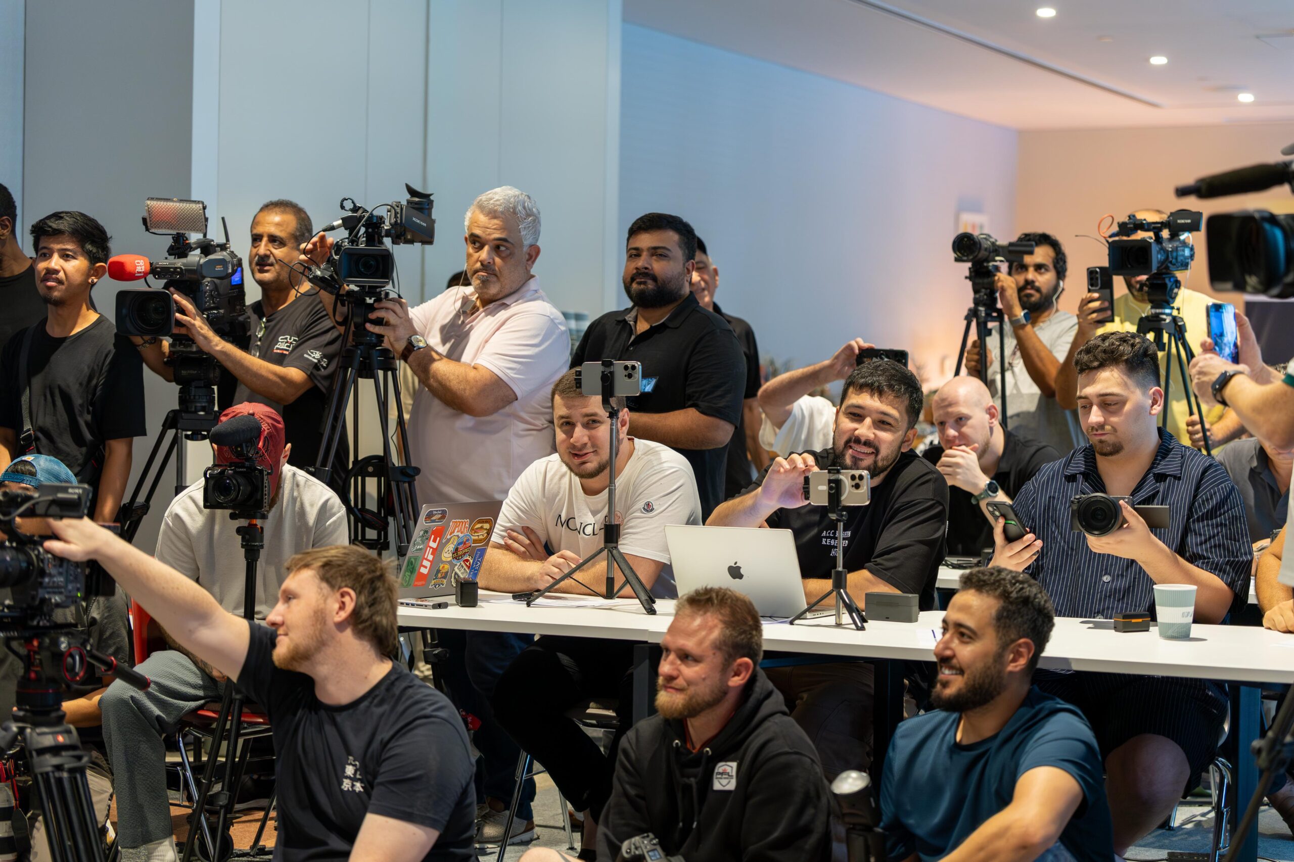 مور محمد وف  وهيوز وجهاً لوجه مجدداً في دبي 3 أكتوبر على الحزام الذهبي