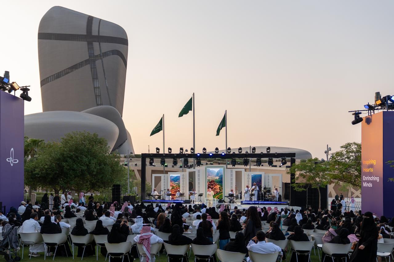 إثراء يختتم فعاليات اليوم الوطني 95 بعروض رسخت قيم المواطنة  أكثر من 150 ألف زائر يشارك في احتفالات (إثراء) بيوم الوطن