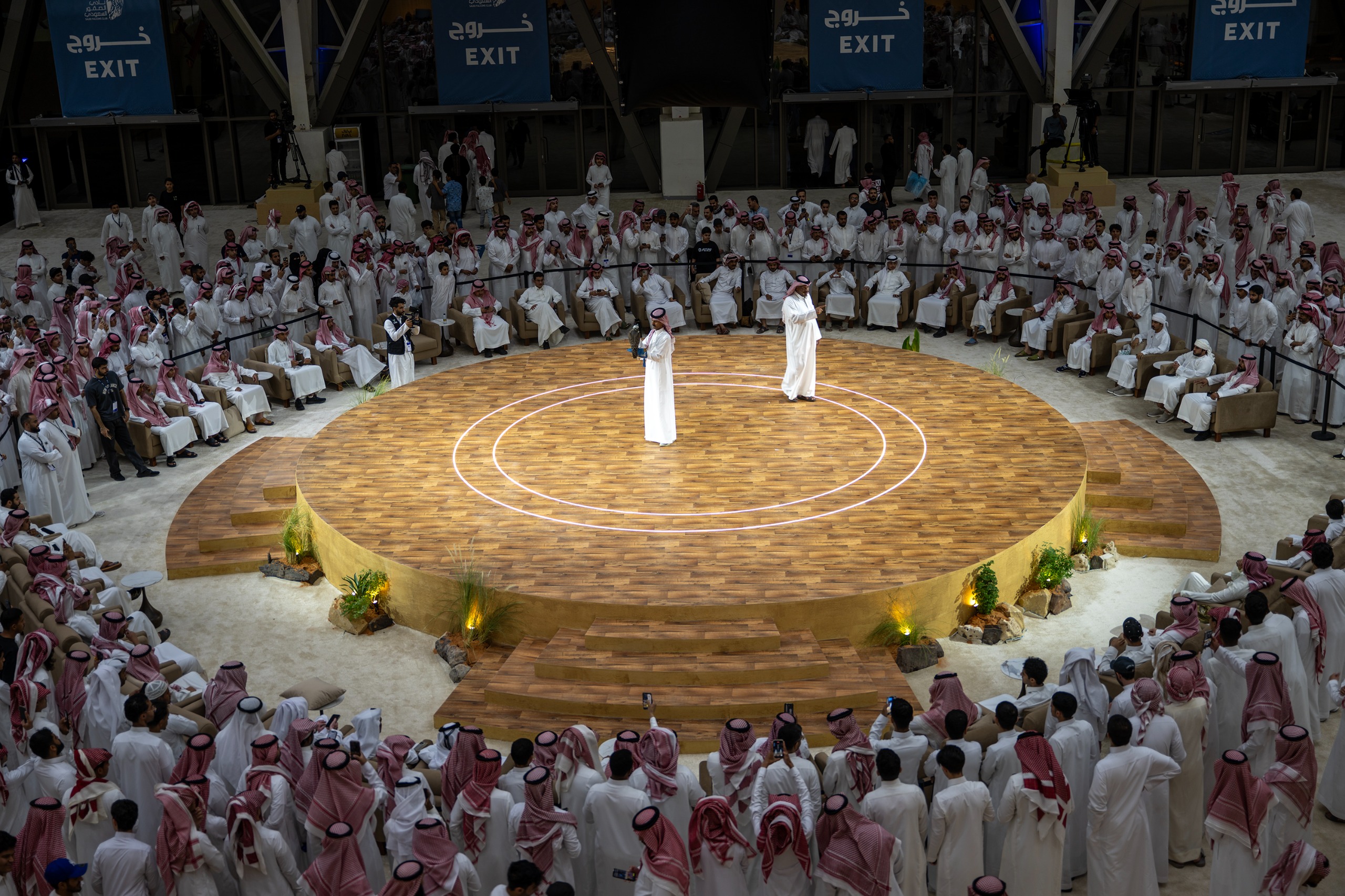 بيع صقر طرح بجازان بـ100 ألف ريال في افتتاح مزاد نادي الصقور السعودي 2025