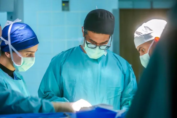 “التخصصي” ينجح في استئصال ورم دماغي باستخدام الروبوت لأول مرة في العالم