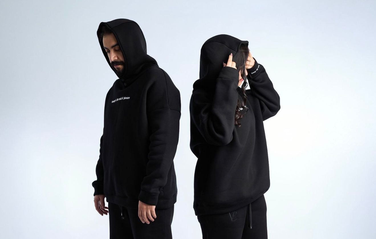 ‏«Vee».. علامة أزياء سعودية تُولد في مصر وتشق طريقها إلى الخليج بأسلوب يجمع الفخامة والراحة