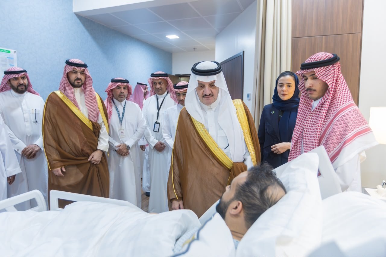 سمو أمير المنطقة الشرقية وسمو نائبه يزوران المصاب جراء العدوان الغاشم الذي استهدف مطار الملك فهد الدولي