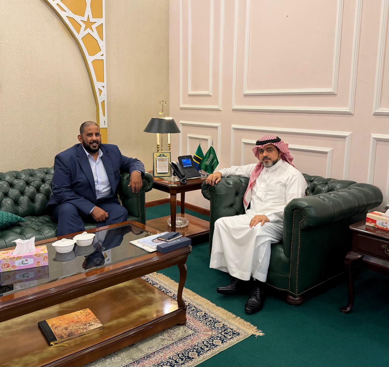 في إطار جهوده المتواصلة لتعزيز العلاقات الثنائية بين المملكة العربية السعودية وجمهورية تنزانيا المتحدة، استقبل سفير خادم الحرمين الشريفين لدى دار السلام، سعادة الأستاذ يحيى العكيش، الأستاذ محمد بن راشد بن عدوان، عضو اللجنة التنفيذية في مجلس الأعمال السعودي التنزاني، وذلك بمقر السفارة في دار السلام.