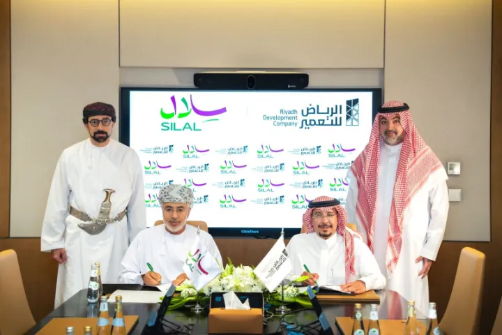 الرياض للتعمير توقّع مذكرة تفاهم مع “سلال” العُمانية لتعزيز الربط اللوجستي ودعم منظومة الإمداد الغذائي