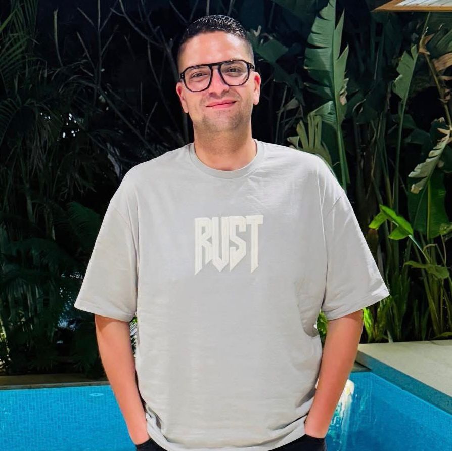 إبراهيم الصباح وفرح أحمد وهويدا إسماعيل يهنئون حسين السجّان بمسرحية «جريمة في فندق السعادة»