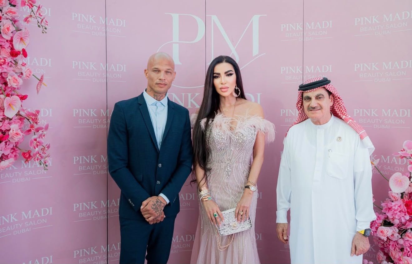 مصممة الأزياء المغربية-الإسبانية مديحة عبيدة تطلق PINK MADI في دبي بمفهوم جمالي يجمع بين الموضة والتراث وفن الضيافة