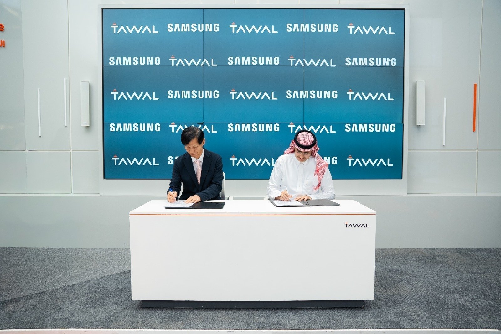 Collaboration covers SmartThings Pro for multi-site management, energy analytics and integration with TAWAL’s systems, alongside asset-location solutions